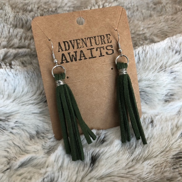 Handmade hunter green tassel earrings - Picture 2 of 3
